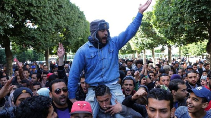Tunisia protest: Clashes as demonstrations spread